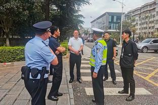 浓眉谈锦标赛淘汰赛：有点像橄榄球周日夜赛 所有人都在关注